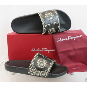 NIB FERRAGAMO GROOVE 6 BEIGE BLACK RUBBER GANCINI LOGO SANDALS SLIDES 8 M